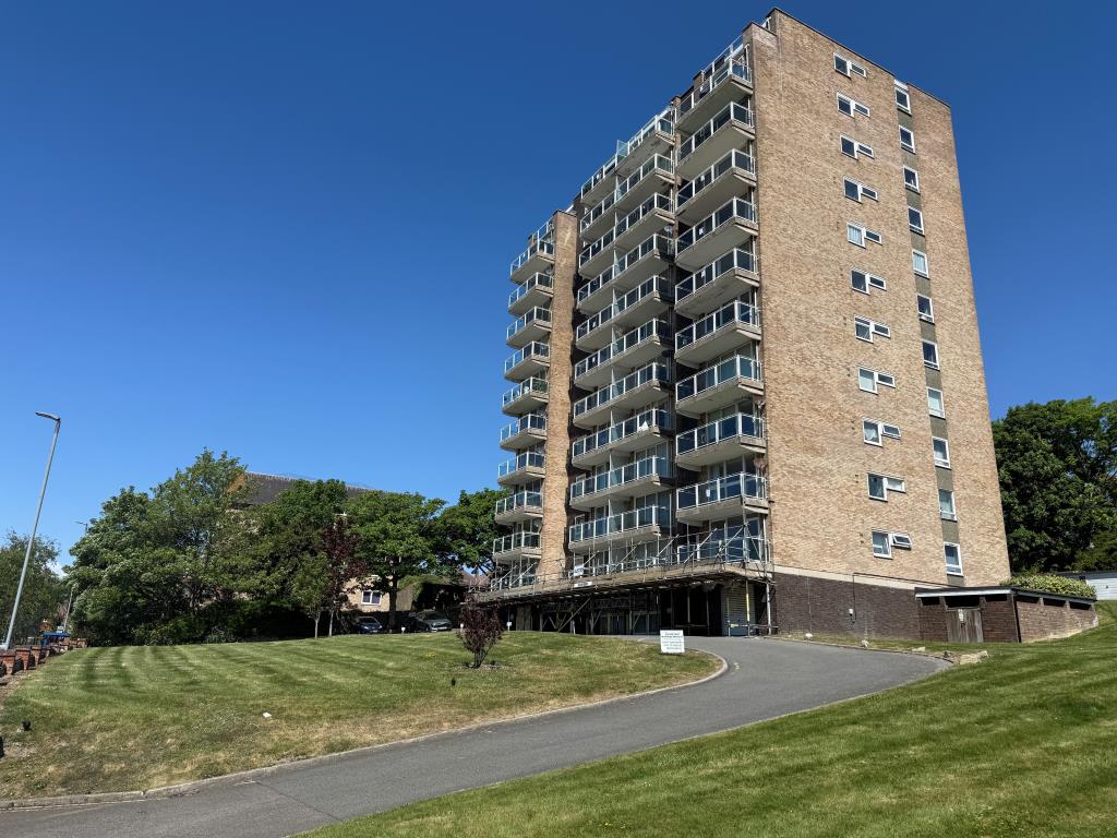 Lot: 46 - SPACIOUS STUDIO FLAT NEAR TOWN CENTRE - View of block and gardens from south